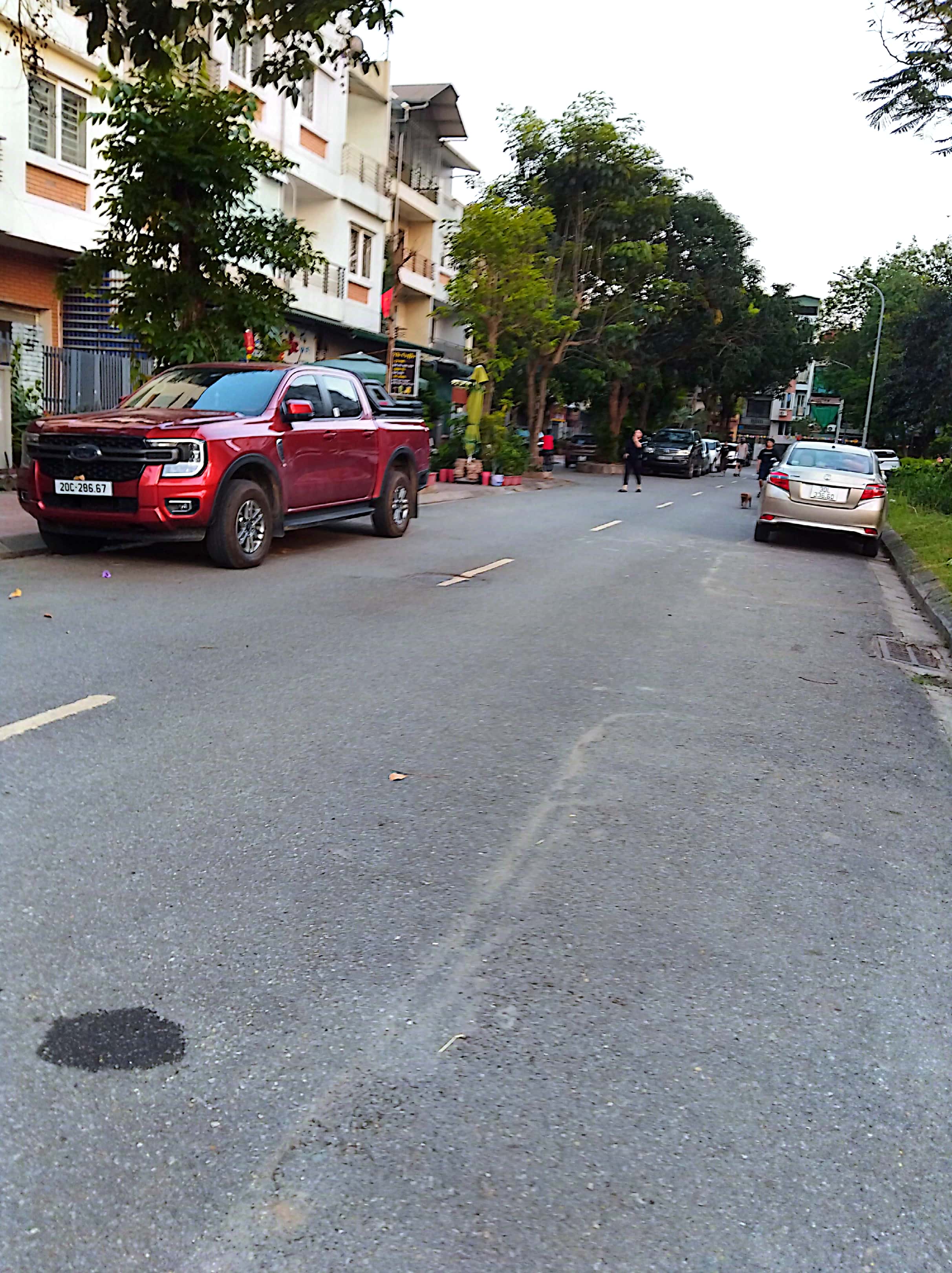 CỰC HIẾM- DUY NHẤT 1 CĂN VIEW VƯỜN HOA- MẶT TIỀN CỰC ĐẸP – 2 MẶT THOÁNG ĐẸP NHẤT KHU – VỈA HÈ RỘNG MÊNH MÔNG – MẶT ĐƯỜNG NHIỀU Ô TÔ TRÁNH CHỦ NHÀ CHUYỂN RA Ở BIỆT THỰ NÊN BÁN